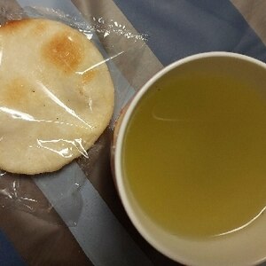 幸せ和風おやつ♪お煎餅と緑茶✧˖°